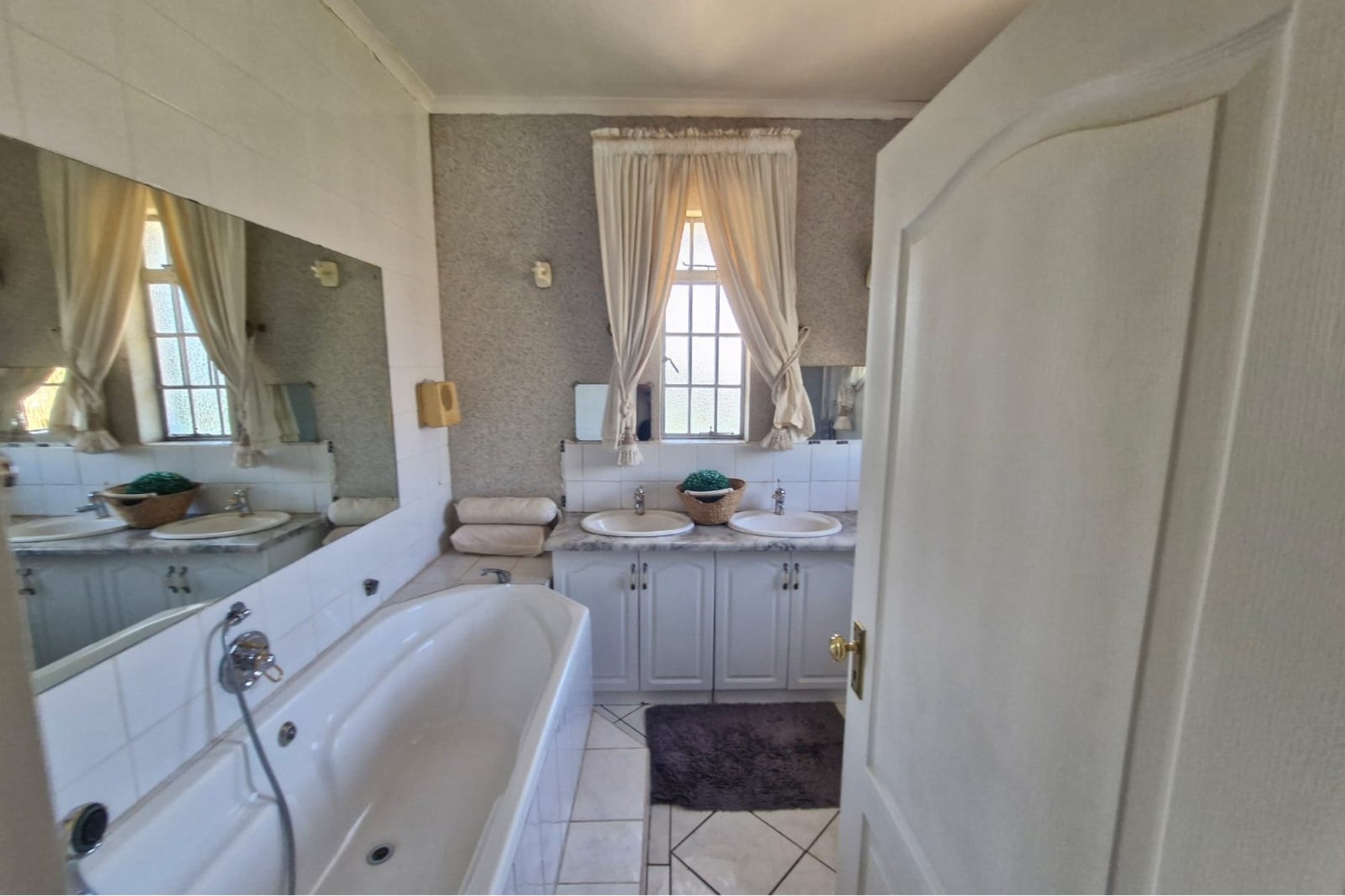 5 Bedroom Property for Sale in Wilkoppies North West